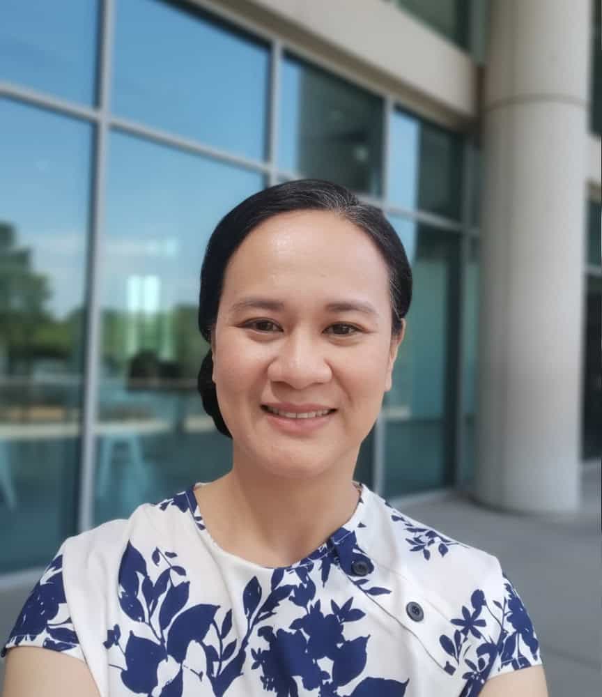 paula Vidanes profile photo with architectural building behind